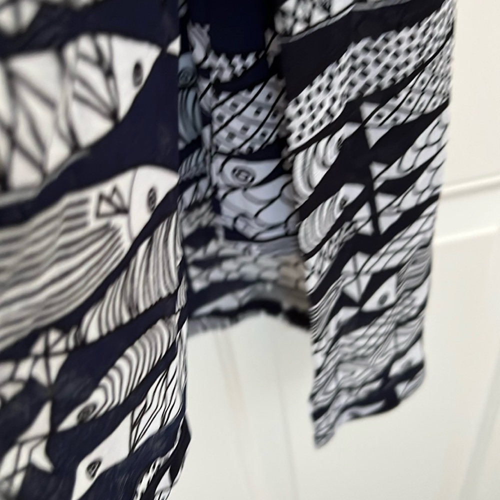 Alfani- Black V-neck tank with white fish print Size 2X - Picture 4 of 6